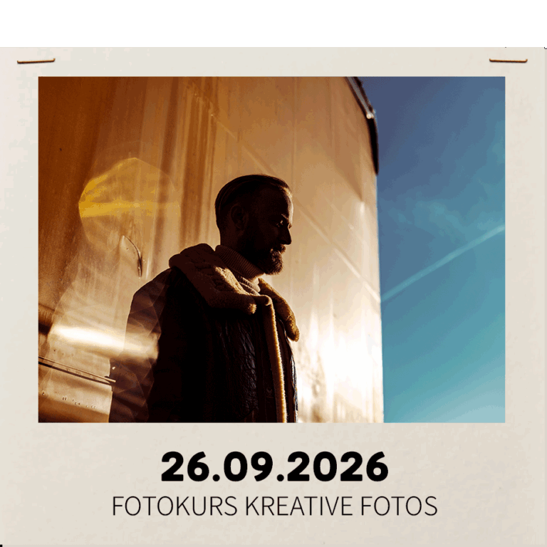 Poster with a silhouetted man beside a sunlit trailer; text shows '26.09.2026' and 'FOTOKURS KREATIVE FOTOS'