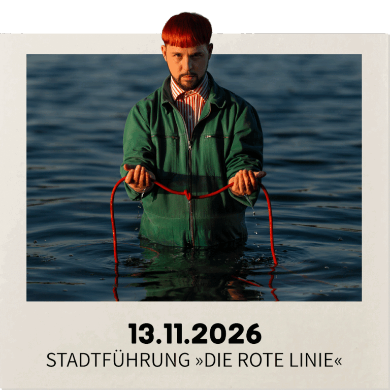 Mann in grüner Jacke steht im Wasser und hält ein rotes Seil; Datum 13.11.2026, Stadtführung Die Rote Linie.